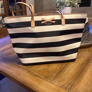 Black and white genuine leather Kate Spade purse. Great condition light wear.